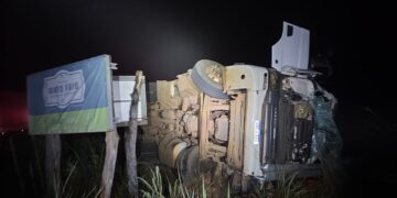 Motorista morre após carreta carregada de carne tombar na BR-364 em Campina Verde