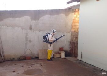 Bloqueio sanitário é feito em casas próximas a pacientes com suspeita de dengue