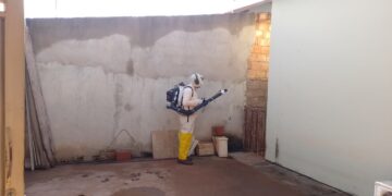 Bloqueio sanitário é feito em casas próximas a pacientes com suspeita de dengue