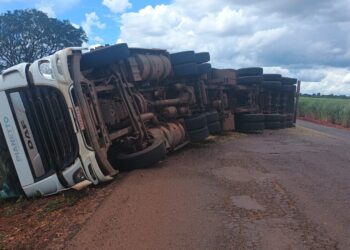 Carreta carregada de soja tomba após desvio de buracos em Pirajuba