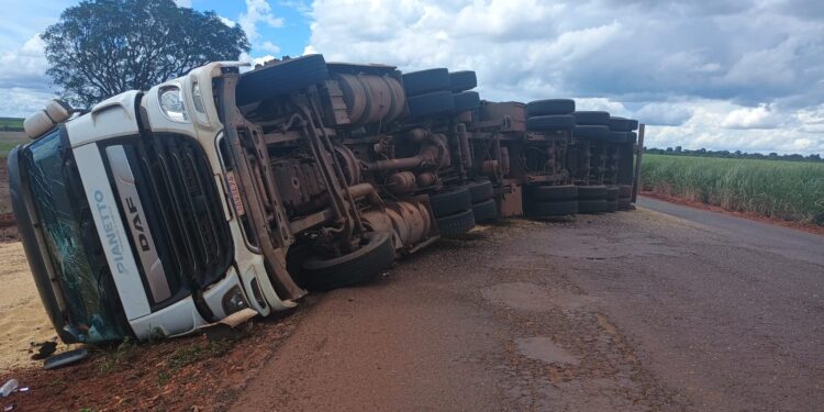 Carreta carregada de soja tomba após desvio de buracos em Pirajuba