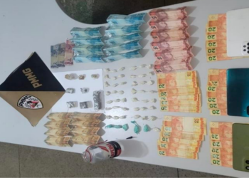 PM apreende drogas, dinheiro e prende suspeito por tráfico em Conceição das Alagoas