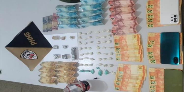 PM apreende drogas, dinheiro e prende suspeito por tráfico em Conceição das Alagoas