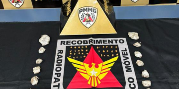 Polícia Militar apreende drogas escondidas em frente a bar em Frutal