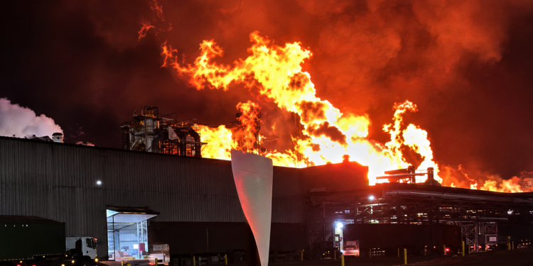Incêndio atinge área industrial da Usina Cerradão e mobiliza brigadistas em Frutal