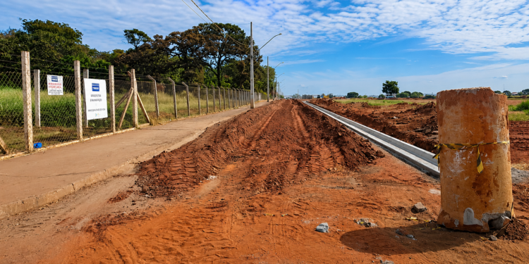 Rua ao lado do Parque das Sucupiras começa a receber infraestrutura para asfalto