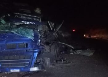 Colisão frontal entre carretas deixa um morto entre Pirajuba e Campo Florido