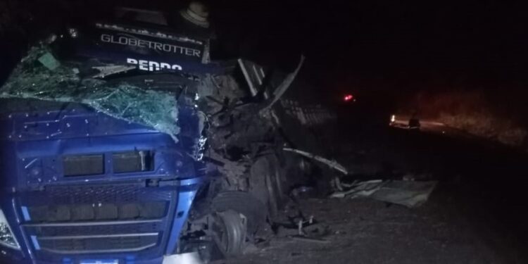 Colisão frontal entre carretas deixa um morto entre Pirajuba e Campo Florido
