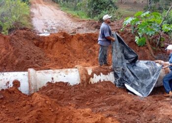 Prefeitura de Frutal constrói aterro e melhora tráfego na região da Almécega