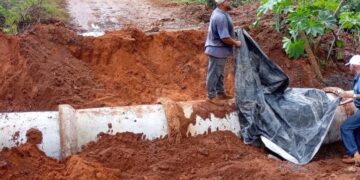 Prefeitura de Frutal constrói aterro e melhora tráfego na região da Almécega