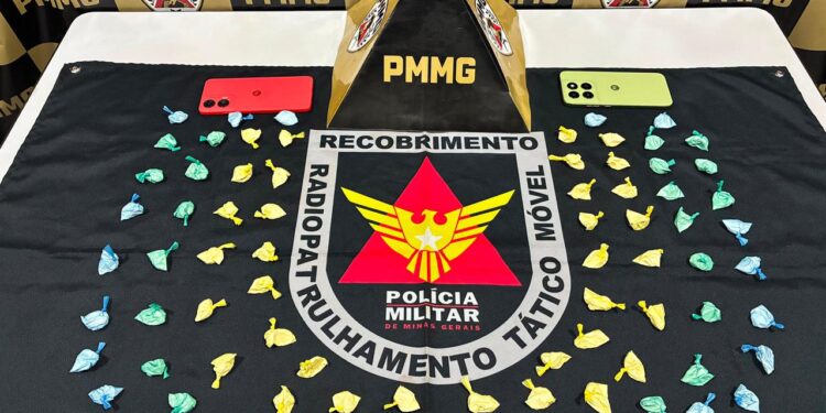 Dois homens são presos com 70 papelotes de cocaína após perseguição policial em Frutal