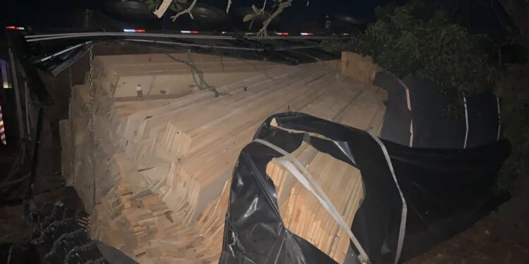 Motorista fica ferido após caminhão tombar na MGC-497 em Prata