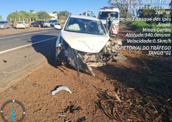 Colisão entre HB20 e Cruze deixa três pessoas feridas na MGC-452, em Araxá