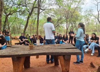 Jovens aprendizes participam de atividade de educação ambiental no Ecoparque Municipal das Sucupiras