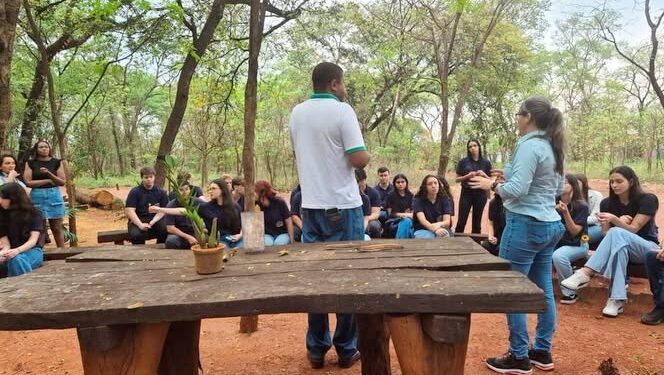 Jovens aprendizes participam de atividade de educação ambiental no Ecoparque Municipal das Sucupiras