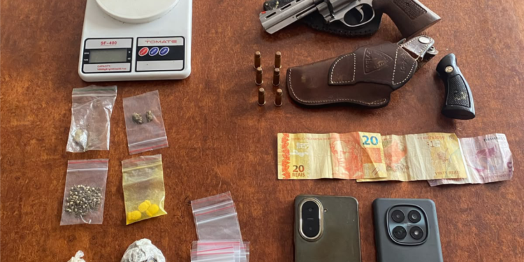 Operação conjunta apreende revólver, munições e drogas em Planura