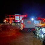 Mulher de 52 anos fica presa às ferragens após carro bater contra árvore na BR-364, em Frutal